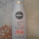 Swatch de Hikari : Lait-Huile - Fleur de Cerisier & Huile de Jojoba, Nivea