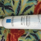 Swatch de Varduhi : Brume Fraîche Invisible SPF50, La Roche-Posay