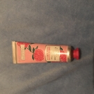 Swatch de Varduhi : Crème Mains Pivoine Flora Edition Limitée, L'Occitane