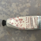 Swatch de Varduhi : Crème Mains Fleurs de Cerisier, L'Occitane