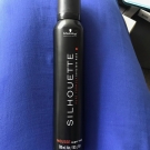 Swatch de Ju Lou : SILHOUETTE Mousse Super Hold, Schwarzkopf Professional