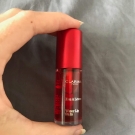 Swatch de Ju Lou : Eau à Lèvres - Rouge à lèvres non-transfert longue tenue, Clarins