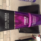 Swatch de Clairoush : Soin Démêlant Frizz Ease Miraculous Recovery, John Frieda