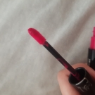 Swatch de Mille&UneNuit : Show Off Laque à Lèvres  - Apocalips, Rimmel London