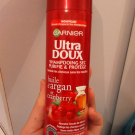 Swatch de AZEBEIR : Shampooing Sec Purifie et Protège Huile d'Argan Cranberry - Ultra Doux de Garnier, Garnier
