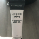 Swatch de AZEBEIR : Face Studio Prime Pore Minimizing Primer, Maybelline New York