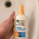 Swatch de blaugranana : Spray protecteur hydratation 12 heures SPF 30, Garnier