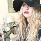 Swatch de LoulouMoh : Everlasting Liquid Lipstick - Rouge à lèvres liquide, KAT VON D BEAUTY