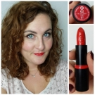 Swatch de Poppylarousse : Longlasting Lipstick, Essence