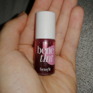 Swatch de somebodyelse : Benetint Blush Liquide Joues et Lèvres, Benefit Cosmetics
