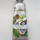 Swatch de Gabhy : Crème mains sensuelle Noix de Coco, Yves Rocher