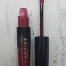 Swatch de Gabhy : Show Off Laque à Lèvres  - Apocalips, Rimmel London