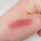 Swatch de Gabhy : Show Off Laque à Lèvres  - Apocalips, Rimmel London