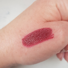 Swatch de Gabhy : Show Off Laque à Lèvres  - Apocalips, Rimmel London