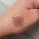 Swatch de Gabhy : Gel nettoyant charbon anti-points noirs incrustés, Garnier SkinActive