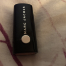 Swatch de Louloudel : Le Marc - Rouge à Lèvres Crème, Marc Jacobs Beauty