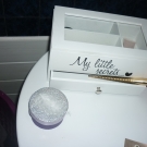 Swatch de lulu moon : Boîte à maquillage, BSD SIGN