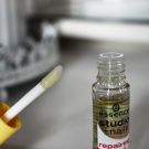 Swatch de Léonie : Repairing nail oil, Essence