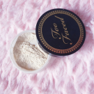Swatch de Beautyibtissam : Born This Way Setting Powder - Poudre de finition, Too Faced
