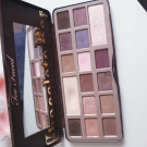 Swatch de Beautyibtissam : Chocolate bar - Palette de fards à paupières, Too Faced