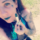 Swatch de Une julie verte : Rouge G, Guerlain