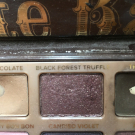 Swatch de Celie.drd : Chocolate bar - Palette de fards à paupières, Too Faced