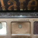 Swatch de Celie.drd : Chocolate bar - Palette de fards à paupières, Too Faced