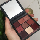 Swatch de Celie.drd : Obsessions Eyeshadow Palette Palette de fards à paupières, Huda Beauty