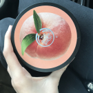 Swatch de Jessie_rgz : Beurre corporel pêche de vigne, The Body Shop