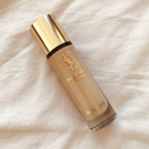 Swatch de zlliteras : Touche Éclat Le Teint - Fond de Teint, Yves Saint Laurent