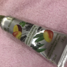 Swatch de Mariamakeup : Crème mains énergisante Mangue Coriandre, Yves Rocher