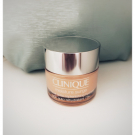 Swatch de NerBeauty : Moisture Surge Extended Thirst Relief - Gel Crème Désaltérant Intense Peaux Déshydratées, Clinique