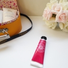 Swatch de Aunatur-elle : Crème Mains & Ongles Roses et Reines, L'Occitane