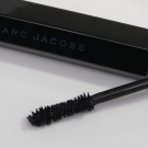 Swatch de Flor Bela : Velvet Noir - Mascara Volume Spectaculaire, Marc Jacobs Beauty