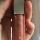 Swatch de QueenK : Gloss Bomb Universal Lip Luminizer - Enlumineur à Lèvres Universel, Fenty Beauty by Rihanna