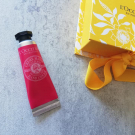 Swatch de Les bons plans de Laura : Crème Mains & Ongles Roses et Reines, L'Occitane