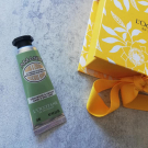 Swatch de Les bons plans de Laura : Crème Mains à Croquer Amande, L'Occitane