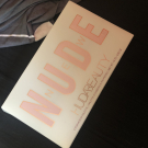 Swatch de Byliaa : The New Nude Palette - Palette de fards à paupières, Huda Beauty