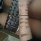 Swatch de Violamar : Chocolate bar - Palette de fards à paupières, Too Faced