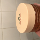 Swatch de Charbon : Gommage gourmand nourrissant rêve de miel, Nuxe