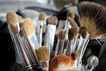 Véritables Outils De Maquillage Professionnels Et Accessoires Pinceaux Et  Rouges à Lèvres
